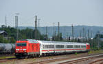 245 025 und 245 021 erreichen mit dem IC 2501 nach Gera am 22.06.19 den Bahnhof Jena-Göschwitz. Fotografiert vom Bahnsteig aus.