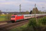 DB-Baureihe 101 047 zieht heute den EC 216 [Graz-München-Saarbrücken] und konnte ich zwischen Grafing & Kirchseeon
fotografieren. Der Eurocity wird in gut 10 Minuten seinen nächsten Halt ,den  Ostbahnhof der bayerischen Hauptstadt, erreichen. 
Bild: Liam Panzer