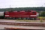 Seitlicher Blick auf 143 005-7 (243 005-6) der Traditionsgemeinschaft Bw Halle P e.V. als Spielzeug-Express von Erfurt Hbf nach Sonneberg(Thür)Hbf, der im Bahnhof Großheringen auf die Bahnstrecke Großheringen–Saalfeld (KBS 560) abzweigt.
Anlass war ein Besuch im Deutschen Spielzeugmuseum in Sonneberg.
Standort öffentlich zugänglich.
[16.6.2018 | 8:32 Uhr]