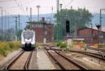 Blick auf die Gleisanlagen des Bahnhofs Großheringen mit 9442 614 (Bombardier Talent 2) von Abellio Rail Mitteldeutschland, der abgestellt ist und bald seine Fahrt als RB 74658 (RB24) nach Jena-Göschwitz auf Gleis 5 beginnt. Das äußere rechte Gleis dient als Abzweig zur Bahnstrecke Großheringen–Saalfeld (KBS 560).
Aufgenommen am Bahnsteigende.
[16.6.2018 | 8:38 Uhr]