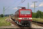 143 005-7 (243 005-6) der Traditionsgemeinschaft Bw Halle P e.V. als Spielzeug-Express von Sonneberg(Thür)Hbf nach Erfurt Hbf zweigt im Bahnhof Großheringen von der Bahnstrecke Großheringen–Saalfeld (KBS 560) ein. Hier findet ein (außerplanmäßiger?) Betriebshalt statt.
Anlass war ein Besuch im Deutschen Spielzeugmuseum in Sonneberg.
[16.6.2018 | 17:50 Uhr]