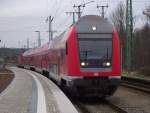 Eine Regionalbahn aus Saalfeld steht am 27. Dezember 2011 im Endbahnhof Groheringen.