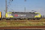 Blick auf 193 554-3 (Siemens Vectron)  TXLEITWOLF  der Alpha Trains Luxembourg S.à r.l., vermietet an die TX Logistik AG, mit Sattelaufliegern auf Flachwagen (KLV-Zug), die den Bahnhof