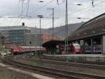 Infolge eines Unfalls in Hagen Hbf, wurden alle Nah- und Fernzüge von und nach Ri. Wuppertal, über das Güterzuggleis umgeleitet! Die Züge fuhren, mangels eines Bahnsteiges, ohne Halt durch. Rechts sieht man noch Gleis 1-3. Dort warten Züge Ri.Essen und Siegen. 
Hagen 12.April 2008