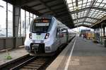 1442 609 und 1442 114 (Bombardier Talent 2) der S-Bahn Mitteldeutschland als S 37579 (S5) nach Altenburg stehen in ihrem Startbahnhof Halle(Saale)Hbf bereit. [26.8.2017 - 17:34 Uhr]