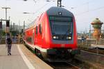DABpbzfa mit Schublok 146 030 der Elbe-Saale-Bahn (DB Regio Südost) als RE 16329 (RE30) von Magdeburg Hbf nach Naumburg(Saale)Hbf erreicht Halle(Saale)Hbf auf Gleis 4.