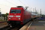 101 038-8 als IC 2239  Warnow  (Linie 56) von Magdeburg Hbf nach Leipzig Hbf fährt in Halle(Saale)Hbf auf Gleis 1 ein.