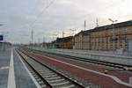 Die neue Ostseite in Halle(Saale)Hbf mit Blick auf die Bahnsteige 8/9 und Gleis 10 in südlicher Richtung. Vor dem Umbau war die Nummerierung der Gleise anders: So fing sie hier mit Gleis 7 an und endete mit Gleis 12; heute sind auf dieser Seite die Gleise 8 bis 13. Grund dafür ist, dass Gleis 1a auf der Westseite später in Gleis 1 umbenannt werden soll. [2.12.2017 | 15:17 Uhr]