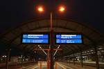 Blick auf einen Zugzielanzeiger auf Bahnsteig 10/11 in Halle(Saale)Hbf, der die beiden RE30 von bzw.