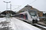 Nachschuss auf 9442 119 und 9442 ??? (Bombardier Talent 2) von Abellio Rail Mitteldeutschland als RE 74710 (RE9) von Bitterfeld nach Kassel-Wilhelmshöhe, die Halle(Saale)Hbf auf Gleis 8 bei Schneetreiben erreichen. [3.12.2017 | 15:02 Uhr]