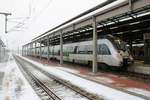 Da der Bahnsteig 12/13 in Halle(Saale)Hbf nach wie vor keine Überdachung besitzt, ist man froh, bei solchem Schneefall lieber woanders zu warten.
Blick auf 1442 206 (Bombardier Talent 2) der S-Bahn Mitteldeutschland (DB Regio Südost) als S 37523 (S5X) nach Zwickau(Sachs)Hbf, der sich in seinem Startbahnhof auf Gleis 11 untergestellt hat. [3.12.2017 | 15:10 Uhr]