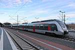 9442 118 und 9442 114 (Bombardier Talent 2) von Abellio Rail Mitteldeutschland als RE 74582 (RE18) nach Saalfeld(Saale) stehen in ihrem Startbahnhof Halle(Saale)Hbf auf Gleis 10 A-C bereit.