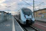 9442 114 und 9442 118 (Bombardier Talent 2) von Abellio Rail Mitteldeutschland als RE 74582 (RE18) nach Saalfeld(Saale) stehen in ihrem Startbahnhof Halle(Saale)Hbf auf Gleis 10 A-C bereit.