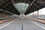 Blick auf den Bahnsteig 10/11 in Halle(Saale)Hbf in nördlicher Richtung am Morgen des Fahrplanwechsels.