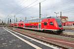 DABpbzfa mit Schublok 146 022 der Elbe-Saale-Bahn (DB Regio Südost) als RE 16323 (RE30) von Magdeburg Hbf erreicht seinen Endbahnhof Halle(Saale)Hbf auf Gleis 10 E-G.