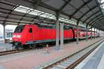 146 022 der Elbe-Saale-Bahn (DB Regio Südost) als RE 16323 (RE30) von Magdeburg Hbf steht in seinem Endbahnhof Halle(Saale)Hbf auf Gleis 10 E-G. [27.12.2017 | 14:45 Uhr]