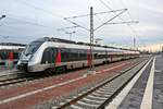 9442 305 (Bombardier Talent 2) von Abellio Rail Mitteldeutschland als RE 74588 (RE18) nach Saalfeld(Saale) steht in Halle(Saale)Hbf auf Gleis 10 A-C.