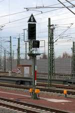 Blick auf ein ausgeschaltetes Ks-Signal in Halle(Saale)Hbf, an dem gleich RE 16324 (RE30) nach Magdeburg Hbf vorbeifahren wird.