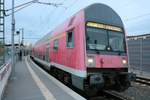 DABbuzfa 760 mit Schublok 143 903 der S-Bahn Mitteldeutschland (DB Regio Südost) als S 37744 (S7) nach Halle-Nietleben steht in ihrem Startbahnhof Halle(Saale)Hbf Gl.