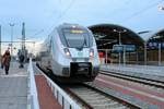 1442 115 (Bombardier Talent 2) der S-Bahn Mitteldeutschland (DB Regio Südost) als Leerzug mit dem Anzeiger  Nicht einsteigen  ist kurzfristig in Halle(Saale)Hbf auf Gleis 12 E-F abgestellt.