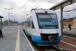 Treffer! Ein altbekannter Triebwagen hat sich momentan bei Transdev Sachsen-Anhalt (HarzElbeExpress) auf dessen Linien eingefunden.
648 298 (Alstom Coradia LINT 41), ex Ostseeland Verkehr GmbH (OLA), als HEX80532 (HEX 24) nach Halberstadt steht in seinem Startbahnhof Halle(Saale)Hbf auf Gleis 12 E-F. [28.12.2017 | 14:19 Uhr]