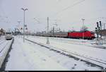 401 565-7 (Tz 165) als verspäteter ICE 709 (Linie 18) von Hamburg-Altona nach München Hbf trifft auf 101 037-0 mit 101 141-0 als gestrandeter IC in Halle(Saale)Hbf.