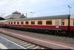 Blick auf einen Personenwagen der Gattung  Avmz  (56 80 19-94 065-5 D-AKE) der AKE Eisenbahntouristik, der im AKE 50 von Weimar nach Ostseebad Binz mit Zuglok 113 309-9 (E10 1309) eingereiht ist und Halle(Saale)Hbf auf Gleis 9 verlässt.
[19.5.2018 | 6:24 Uhr]