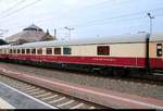 Blick auf einen Speisewagen der Gattung  WRmz  (56 80 88-94 306-9 D-AKE) der AKE Eisenbahntouristik, der im AKE 50 von Weimar nach Ostseebad Binz mit Zuglok 113 309-9 (E10 1309) eingereiht ist und Halle(Saale)Hbf auf Gleis 9 verlässt.
[19.5.2018 | 6:24 Uhr]