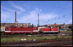 Rangierlok 345132 in neuer DB Lackierung schleppt 143139 am 9.8.1998 im HBF Halle (Saale).