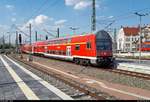 BR 143 mit DR-Dostos sind in Halle (Saale) eigentlich seit mehreren Jahren Geschichte. Doch im Sommer 2018 fuhren wieder solche Garnituren auf der S9 der S-Bahn Mitteldeutschland als Ersatzzüge.
Nachschuss auf DABbuzfa 760 (50 80 36-33 053-0 D-DB | Heimat-Bw: Dresden) mit Zuglok 143 276-4 (Heimat-Bw: Magdeburg) von DB Regio Südost als S 37923 (S9) nach Eilenburg, die ihren Startbahnhof Halle(Saale)Hbf auf Gleis 10 E-G verlässt.
Die Fahrgäste werden es der DB an diesem gut 35 °C heißen Dienstag danken.
[31.7.2018 | 16:32 Uhr]