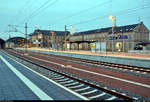 Die neue Westseite in Halle(Saale)Hbf: ein Rundgang (Bild 46)
***
Mit diesem Bild, das den Bahnsteig 6/7 vor der Dienststelle der Bundespolizei bei einsetzender Dunkelheit zeigt, beende ich meine Tour über die modernisierten Anlagen der Westseite. Ich hoffe, Ihr konntet ein paar Eindrücke mitnehmen.

Sobald sich wieder zeigenswerte Neuigkeiten im Baugeschehen ergeben, werde ich davon berichten.

[1.12.2019 | 16:22 Uhr]