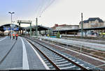 Zwei Tage nach der offiziellen Inbetriebnahme der Westseite in Halle(Saale)Hbf (Gleise 4–7) laufen die Arbeiten auf den seit dem 28.11.2019 gesperrten, noch zu erneuernden Gleisen 1 bis 3 auf Hochtouren. Mittlerweile wurde auch die Trennwand auf Bahnsteig 2/3 abgetragen, sodass man freien Blick auf das Baugeschehen hat.
Hier ein Blick Richtung Bahnsteighalle mit Elektrotechnik-Team auf Bahnsteig 4/5.
Bis zum Februar 2021 soll dann die gesamte Westseite und damit der Hauptbahnhof im Rahmen des Verkehrsprojekts Deutsche Einheit Nr. 8 (VDE 8) vollständig modernisiert sein.
Aufgenommen im Gegenlicht.
[4.12.2019 | 15:07 Uhr]