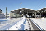 Halle(Saale)Hbf – die neuen Bahnsteige 1 und 2/3

Unterschieden werden kann der Bahnsteig 2/3 von den restlichen Gleisen anhand zweier Merkmale:
Einerseits fällt die Bahnsteigkante von Gleis 2 (links) in südlicher Richtung deutlich kürzer aus, während Gleis 3 wie gewohnt von längeren oder zwei Zügen gleichzeitig angefahren werden kann.
Zum anderen weist die Überdachung eine eckige statt eine runde Form auf (Vergleich siehe rechter Bildrand). Das liegt daran, dass dieser Bahnsteig erst in den 1930er-Jahren als Ergänzung der Anlagen entstand.

🕓 11.2.2021 | 13:01 Uhr