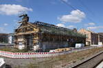 Ein ehemaliger Wagenschuppen am 24.08.2022 in Halle (S) Hbf. Die Gleise davor sind lngst verschwunden. Dennoch scheint er restauriert zu werden.