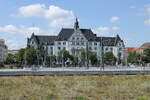 Die Bahnsteige 4 und 5 am 24.08.2022 vor dem ehemaligen Reichsbahndirektionsgebude in Halle (S) Hbf.