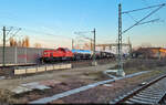 261 070-7 (Voith Gravita 10 BB) fährt mit gemischtem Anhang der Zugbildungsanlage (ZBA) Halle (Saale) entgegen und wurde vom Bahnsteig 12/13 in Halle(Saale)Hbf verbildlicht.