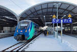 Mit seiner blauen Folierung hebt sich 1442 808 (Bombardier Talent 2) von seinen silbernen Artgenossen merklich ab. Er wirbt seit vergangenem Sommer für Bahnberufe in der Region. Eines winterlichen Nachmittages zu Jahresbeginn schaute er auch einmal in Halle(Saale)Hbf vorbei und wurde an Gleis 5 unmittelbar vor der Abfahrt beiläufig verewigt.

🧰 S-Bahn Mitteldeutschland (MDSB II | DB Regio Südost)
🚝 S 37852 (S8) Halle(Saale)Hbf–Bitterfeld [+10]
🕓 18.1.2024 | 15:32 Uhr