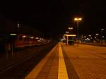 Blick vom Bahnsteig 7/8  (Bereich B) des Hallenser Hbf. auf die berdachten Bahnsteigteile. Links hinter dem VT 612 sind die Bro- und Aufenthaltsrume der Bahn, hinten rechts sieht man den HEX auf Gleis 11 nch Bernburg, auf Gleis 9 eine RB nach Eisenach und auf der 10 einen RE nach Leipzig.
Halle, der 28.8.08