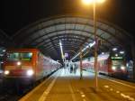 Die selbe Konstellation in den Abendstunden: Links die 143 (diesmal 068) und rechts der Doppelstockzug im Hallenser (Saale) Hbf