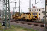 Eine Stopf- und eine Schotterprofiliermaschine der Firma Spitzke passieren am 09.05.09 Halle(S) Hbf in Richtung Erfurt.