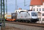 ES 64 U2 - 102 der Hupac zieht am 14.03.10 einen Wechselpritschenzug aus dem Rbf Halle(S) am Hbf vorbei.