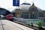 Das Empfangsgebude des Hallenser Hauptbahnhofes, aufgenommen vom Bahnsteig 7 am 03.07.2010. Am Bahnsteig steht eine Regionalbahn in Richtung Magdeburg zur Abfahrt bereit.