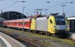 ES 64 U2 - 018 verlsst mit einer RB nach Eisenach den Hbf Halle(S).