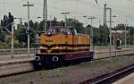 V90 002 (423 002-5) der Ascherslebener Verkehrsgesellschaft mbH durchfuhr am 09.08.2013 als Tfzf den Hauptbahnhof von Halle (Saale) gen Norden.