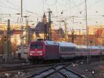 101 011 5 bei der Ausfahrt mit einem IC am 10.02.2014 im Bahnhof von Halle Saale HBF
