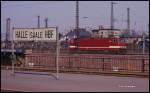 Das große Schild zeigt deutlich an, wo hier die 243240 durch den Bahnhof rollt.
Halle an der Saale am 18.3.1990.