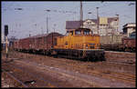 105151 fuhr am 18.3.1990 mit einem Güterzug durch den HBF Halle an der Saale.