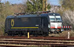 193 636-8 (X4 E - 636 | Siemens Vectron) ist im Bahnhof Halle-Nietleben abgestellt.
Tele-Aufnahme außerhalb der Gleisanlagen.

🧰 Beacon Rail Capital Europe (BRCE), zum Aufnahmezeitpunkt vermietet an die LTE Logistik- und Transport-GmbH (LTE)
🕓 19.3.2024 | 8:15 Uhr