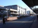 Der Bahnhof Hamburg Altona vom Busbahnhof aus.