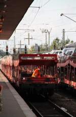 Hier wird gerade der Autozug nach Lörrach bereitgestellt. Der Rangierer sitzt während der Einfahrt auf dem letzten Wagen. Zur Kenntlichmachung, dass dies die Zugspitze ist wurde ein weisses Licht auf dem Wagen angebracht.